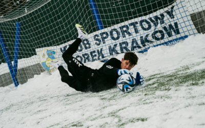 Jakie rękawice bramkarskie na&nbsp;ciężkie warunki pogodowe? Poradnik na&nbsp;deszcz i&nbsp;trudną murawę