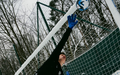 Jak suszyć rękawice bramkarskie? Skuteczny sposób bez&nbsp;niszczenia lateksu